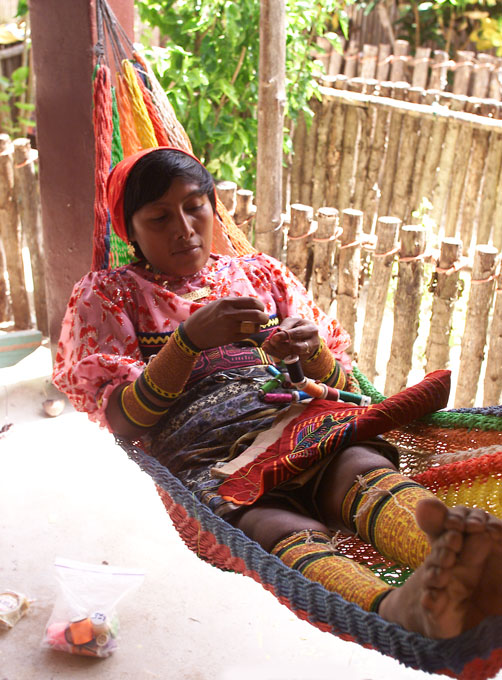Kuna woman embroidering a ‘mola; en 