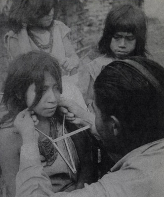 Milciades Chaves realizando mediciones antropométricas. Sierra Nevada de Sta. Marta, 1946. Arch.ICAN